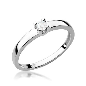 Kihlasõrmus. Engagement ring with a single round diamond in a four-prong setting on a polished silver band