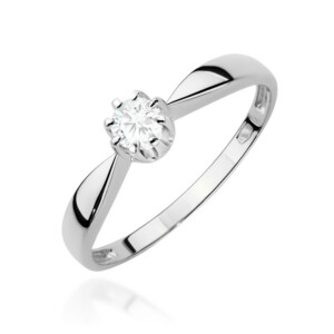 Kihlasõrmus. Silver engagement ring with a round-cut diamond set in a six-prong setting on a smooth, curved band