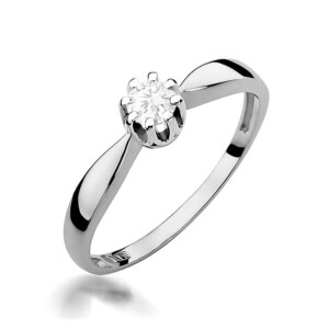 Kihlasõrmus. Silver solitaire engagement ring with a round diamond in a six-prong setting on a polished band