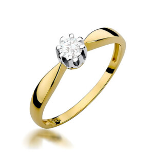 Kihlasõrmus. Gold ring with a round diamond solitaire in a prong setting on a white background, close-up view