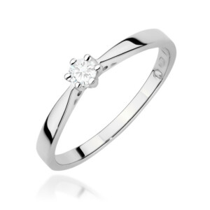 Kihlasõrmus. Silver solitaire diamond ring with a round-cut stone set in a six-prong setting on a curved band, white-metal finish.