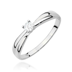 Kihlasõrmus. Silver-toned ring with a single round diamond held by four prongs against a white background.