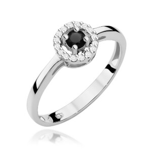Kihlasõrmus. Silver ring with a black center stone surrounded by small clear diamonds, halo design on a slim band