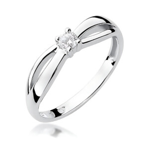 Kihlasõrmus. Silver ring with a small diamond solitaire set in four-prong setting; polished band gleams.