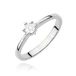 Kihlasõrmus. Silver-colored ring with a single round diamond held by six prongs on a polished band (solitaire engagement ring).