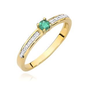 Kihlasõrmus. Gold ring with a green emerald centerpiece and diamond-accented band, set in yellow gold.