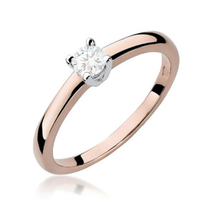Kihlasõrmus. Rose gold ring with a single round diamond held by four prongs on a white background, a classic engagement style