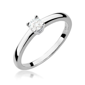 Kihlasõrmus. Silver band engagement ring with a single round diamond in a prong setting