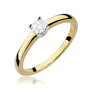 Kihlasõrmus. Gold solitaire engagement ring with a round diamond in a four-prong setting.