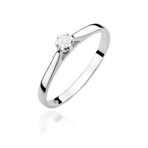 Kihlasõrmus. olitaire diamond ring with a simple polished metal band on a white background