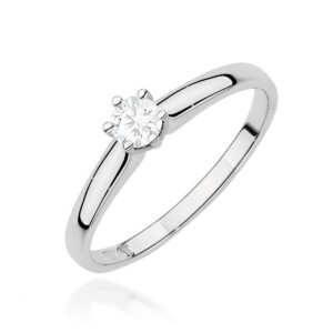 Kihlasõrmus. Silver solitaire diamond ring with a single round-cut diamond in a four-prong setting on a polished band