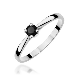 Kihlasõrmus. Elegant solitaire ring with a round black gemstone set in a four-prong setting on a slim, polished silver band.