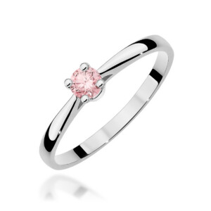 Kihlasõrmus. Silver ring with a pink round-cut gemstone held by four prongs (solitaire setting). Roger jewelry style.