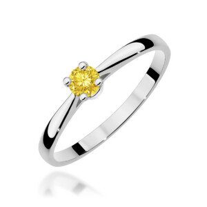 Kihlasõrmus. Silver ring with a yellow round gemstone set in a four-prong setting on a polished band
