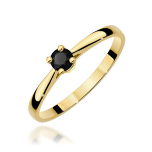Kihlasõrmus. Gold ring with a round black gemstone set in four prongs on a white background.