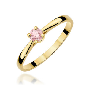 Kihlasõrmus. Gold ring with a pink round-cut gemstone secured by four prongs on a shiny band against a white background.