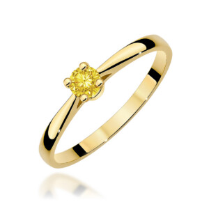 Kihlasõrmus. Gold solitaire ring with a round yellow diamond held by four prongs on a white background, showcasing a polished band.