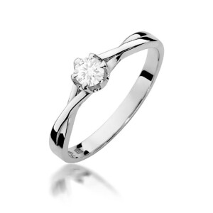 Kihlasõrmus. Silver solitaire engagement ring with a round diamond in a prong setting, angled view on white background