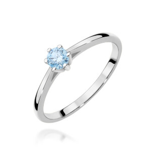 Kihlasõrmus. Silver ring with a single round blue gemstone held by six prongs, on a slender polished band.