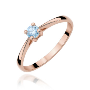 Kihlasõrmus. Rose gold ring with a round blue gemstone held by four prongs in a solitaire setting, on a curved band