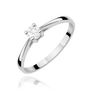 Kihlasõrmus. Solitaire diamond ring in a polished white metal band with a single round-cut diamond setting at the center