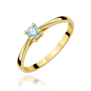 Kihlasõrmus. Gold ring with a single round diamond in a four-prong setting, angled to show the band surface and sparkle.