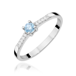 Kihlasõrmus. Silver ring with a round light-blue center stone held by four prongs, band encrusted with small diamonds on the sides.