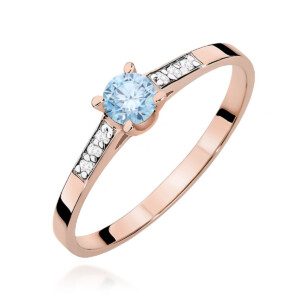 Kihlasõrmus. Rose gold ring featuring a round blue gemstone in a prong setting with diamond accents along the band