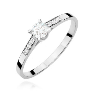 kihlasõrmus. Silver ring with a round-cut central diamond and pavé-set diamonds along the shoulders on a white gold band.