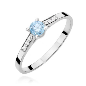 Kihlasõrmus. Silver ring with a round blue gemstone center and small diamonds set along the band on both sides, on a white background.