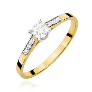 Kihlasõrmus. Gold ring with a round solitaire diamond and pavé diamonds along the band. The band is yellow gold with white prong setting.