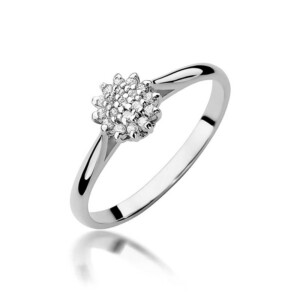 Kihlasõrmus. Silver ring with a cluster of small diamonds arranged in a flower-like head and a polished band.