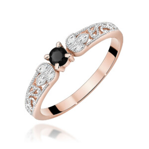 Kihlasõrmus. Rose gold ring with a central black gemstone in a prong setting and silver filigree shoulders.