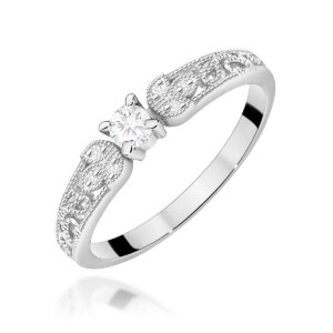 Kihlasõrmus. Silver ring with a round solitaire diamond and decorative, dotted filigree bands on the sides.
