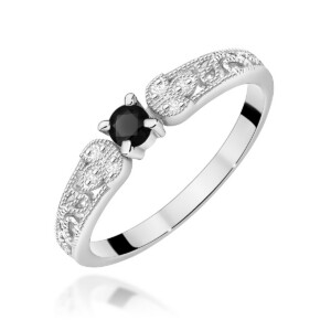 Kihlasõrmus. Silver ring with a black round gemstone held by four prongs, flanked by engraved, dotted filigree shoulders on both sides of the band.