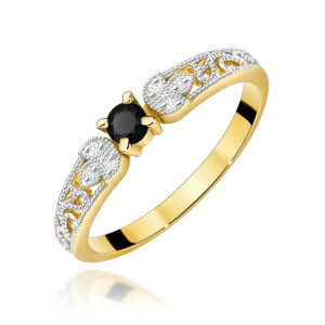 Kihlasõrmus. Gold ring with a black central gemstone and intricate white stone detailing along the band, elegant two-tone design with ornate side accents