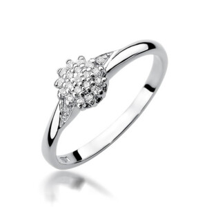 Kihlasõrmus. Silver band ring with a cluster of small diamonds at the center, reflecting light on a white background