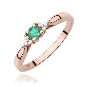 Kihlasõrmus. Rose gold ring with an oval green emerald centerpiece and surrounding small diamonds