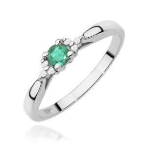 Kihlasõrmus. Silver ring with a green central gemstone surrounded by small diamonds on a polished band.
