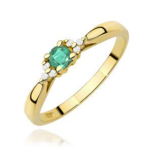 Kihlasõrmus. Gold ring with a central oval green emerald and small surrounding white diamonds, elegant jewelry piece.