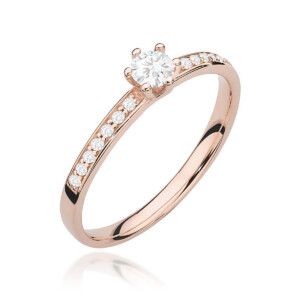 Kihlasõrmus. Rose gold engagement ring with a central round diamond and small diamonds along the band on one side, two-tone shine