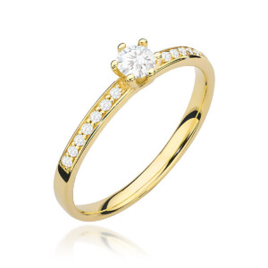 Kihlasõrmus. Gold engagement ring with a round center diamond in a prong setting and pavé diamonds along the band.