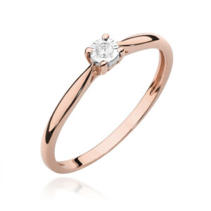 Kihlasõrmus. Rose gold ring with a small round diamond solitaire in a prong setting.