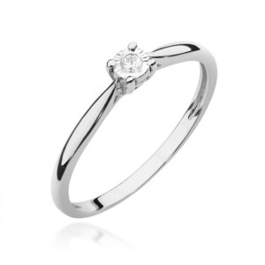 Kihlasõrmus. Simple silver ring with a small round diamond solitaire held by four prongs on a white background, showcasing a polished band.