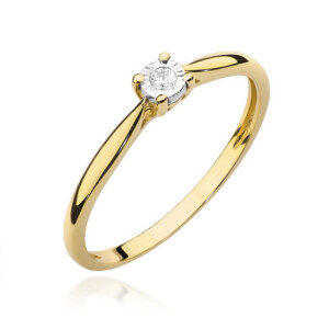 Kihlasõrmus. Yellow gold solitaire engagement ring with a small round diamond in a four-prong setting, shown on a white background.