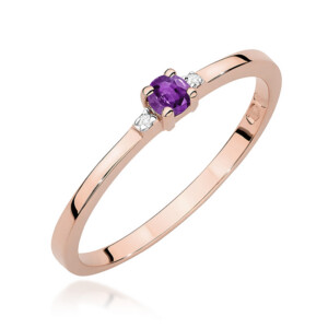 Kihlasõrmus. Rose gold ring with an oval purple gemstone flanked by two small diamonds.