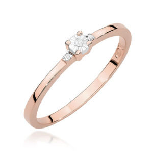 Kihlasõrmus. Rose gold ring with three diamonds, center stone flanked by two smaller stones in a prong setting