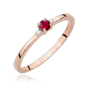 Kihlasõrmus. Rose gold ring with a red central gemstone and two small side diamonds