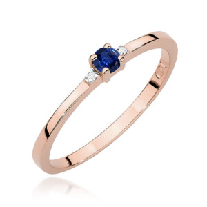 Kihlasõrmus. Rose gold ring with an oval blue sapphire center and small diamonds on each side