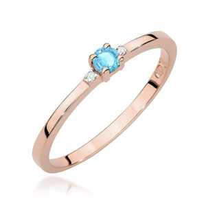 Kihlasõrmus. Rose gold ring featuring a blue gemstone flanked by two small diamonds on a white background.